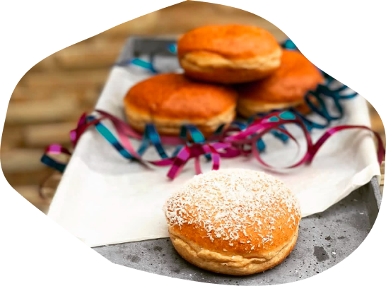 Faschingskrapfen im Hintergrund, mit Vollkorn Vanillekrapfen im Vordergrund