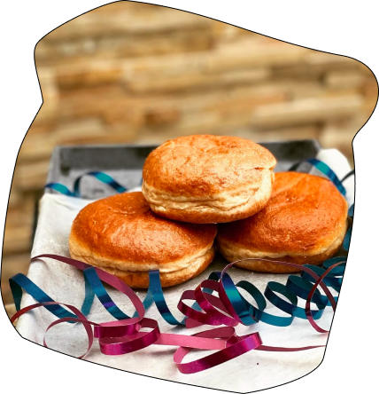 Vollkorn Krapfen aufgetürmt mit Faschingsdekoration