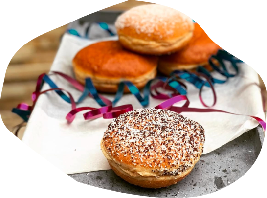 Faschingskrapfen im Hintergrund, mit Vollkorn Powidlkrapfen im Vordergrund